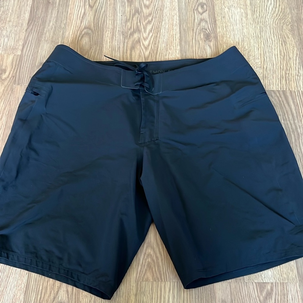 Mens Lululemon unlined workout shorts sz 36